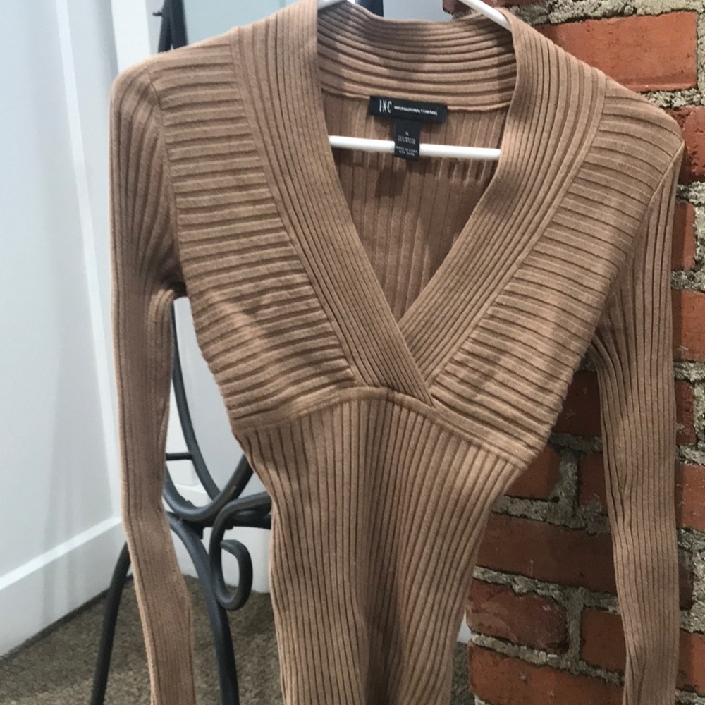 Tan/gold stretchy v neck sweater